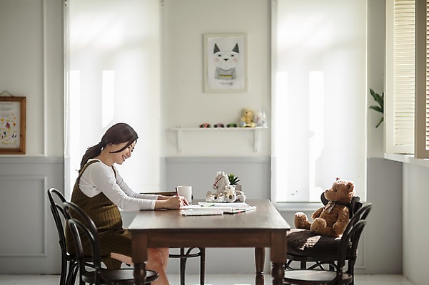 포토 JPG 응시 여자 의자 식탁 실내 한명 웃음 앉기 상반신 성인 옆모습 30대 임산부 임신 곰인형 한국인 블라인드 그리기 그림 태교 성인여자한명만 국내포토 1 시선 인형 뷰포인트 가구 모션 탁자 표정 사람 동양인 내부 장년 커튼 여자한명만 성인여자만 파일형식