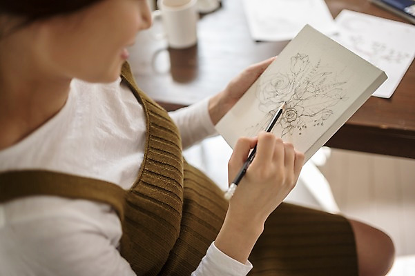 포토 JPG 여자 의자 식탁 실내 한명 앉기 상반신 성인 옆모습 30대 임산부 임신 한국인 그리기 그림 태교 캔버스 성인여자한명만 국내포토 1 뷰포인트 가구 모션 탁자 사람 동양인 내부 장년 여자한명만 성인여자만 파일형식