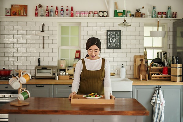 포토 JPG 여자 실내 건강 한명 서기 웃음 상반신 성인 앞모습 30대 주방 식사 임산부 임신 샐러드 한국인 태교 성인여자한명만 국내포토 1 음식 뷰포인트 모션 표정 사람 동양인 내부 장년 여자한명만 성인여자만 파일형식