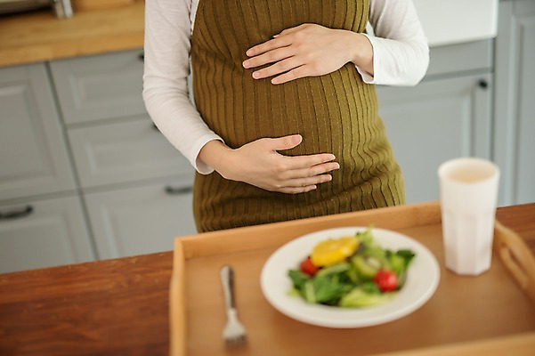 포토 JPG 여자 실내 건강 한명 서기 상반신 성인 앞모습 신체부위 30대 주방 식사 임산부 임신 샐러드 한국인 태교 복부 성인여자한명만 국내포토 1 음식 뷰포인트 모션 사람 동양인 내부 장년 여자한명만 성인여자만 파일형식