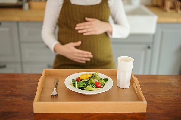 포토 JPG 여자 실내 건강 한명 서기 상반신 성인 앞모습 30대 주방 식사 임산부 임신 샐러드 한국인 태교 복부 성인여자한명만 국내포토 1 음식 뷰포인트 모션 사람 동양인 내부 신체부위 장년 여자한명만 성인여자만 파일형식