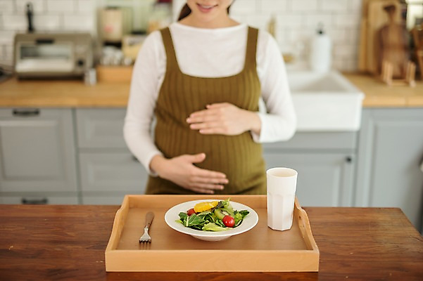 포토 JPG 여자 실내 건강 한명 서기 상반신 성인 앞모습 30대 주방 식사 임산부 임신 샐러드 한국인 태교 복부 성인여자한명만 국내포토 1 음식 뷰포인트 모션 사람 동양인 내부 신체부위 장년 여자한명만 성인여자만 파일형식