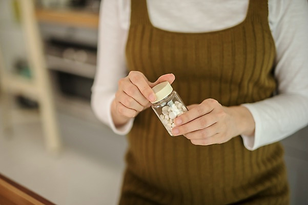 포토 JPG 여자 실내 한명 들기 손짓 상반신 성인 앞모습 신체부위 30대 약 임산부 임신 한국인 태교 영양제 복부 성인여자한명만 철분제 국내포토 1 뷰포인트 의학 모션 사람 동양인 내부 장년 여자한명만 성인여자만 파일형식