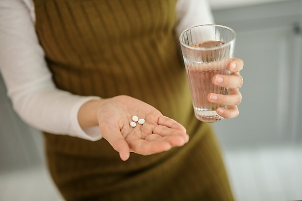 포토 JPG 여자 실내 한명 들기 손짓 상반신 성인 앞모습 신체부위 물 30대 알약 임산부 임신 한국인 먹기 태교 영양제 복부 성인여자한명만 철분제 국내포토 자연요소 1 뷰포인트 모션 사람 동양인 내부 장년 약 여자한명만 성인여자만 파일형식