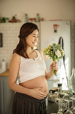 포토 JPG 여자 꽃다발 실내 한명 서기 웃음 들기 상반신 성인 옆모습 30대 임산부 임신 한국인 태교 성인여자한명만 국내포토 1 꽃 뷰포인트 모션 표정 사람 동양인 내부 장년 여자한명만 성인여자만 파일형식