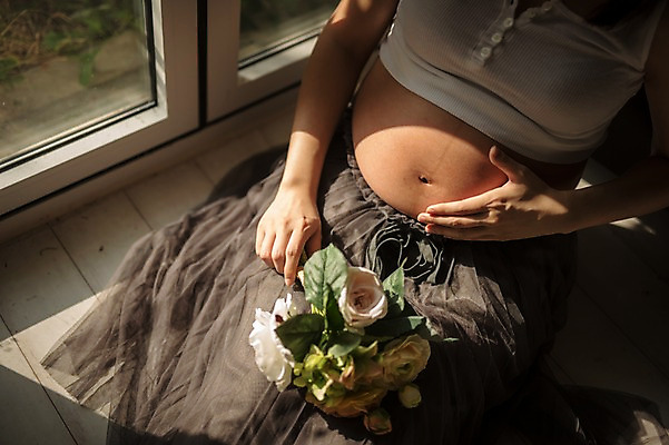 포토 JPG 여자 꽃 실내 한명 앉기 상반신 성인 앞모습 신체부위 30대 햇빛 임산부 임신 한국인 창가 태교 복부 성인여자한명만 국내포토 식물 1 뷰포인트 창문 모션 사람 동양인 내부 장년 태양 여자한명만 성인여자만 파일형식