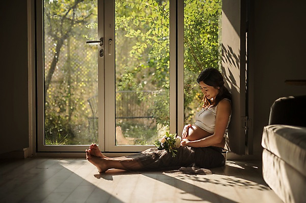포토 JPG 주간 전신 응시 여자 꽃 실내 한명 웃음 앉기 성인 옆모습 30대 햇빛 임산부 임신 한국인 창가 태교 성인여자한명만 국내포토 자연요소 식물 1 시선 뷰포인트 창문 모션 표정 사람 동양인 내부 장년 태양 여자한명만 성인여자만 파일형식