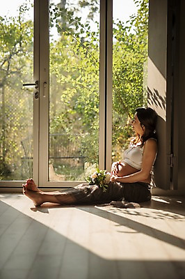 포토 JPG 주간 전신 응시 여자 꽃 실내 한명 웃음 앉기 성인 옆모습 30대 햇빛 임산부 임신 한국인 창가 태교 성인여자한명만 국내포토 자연요소 식물 1 시선 뷰포인트 창문 모션 표정 사람 동양인 내부 장년 태양 여자한명만 성인여자만 파일형식