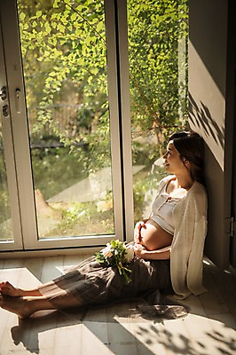 포토 JPG 주간 전신 응시 여자 꽃 실내 한명 웃음 앉기 성인 옆모습 30대 햇빛 임산부 임신 한국인 창가 태교 성인여자한명만 국내포토 자연요소 식물 1 시선 뷰포인트 창문 모션 표정 사람 동양인 내부 장년 태양 여자한명만 성인여자만 파일형식