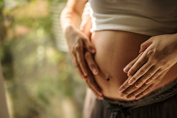 포토 JPG 여자 남자 안기 실내 서기 상반신 성인 두명 앞모습 신체부위 30대 햇빛 손잡기 임산부 임신 만지기 한국인 창가 태교 복부 국내포토 뷰포인트 창문 모션 사람 동양인 내부 장년 태양 파일형식