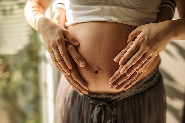 포토 JPG 여자 남자 안기 실내 서기 상반신 성인 두명 앞모습 30대 손잡기 임산부 임신 만지기 한국인 태교 복부 국내포토 뷰포인트 모션 사람 동양인 내부 신체부위 장년 파일형식