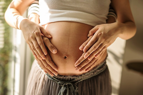 포토 JPG 여자 남자 안기 실내 서기 상반신 성인 두명 앞모습 신체부위 30대 햇빛 손잡기 임산부 임신 만지기 한국인 창가 태교 복부 국내포토 뷰포인트 창문 모션 사람 동양인 내부 장년 태양 파일형식