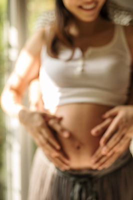 포토 JPG 손 여자 남자 안기 실내 서기 웃음 상반신 성인 두명 앞모습 신체부위 30대 손잡기 임산부 임신 만지기 한국인 태교 복부 국내포토 뷰포인트 모션 표정 사람 동양인 내부 장년 파일형식