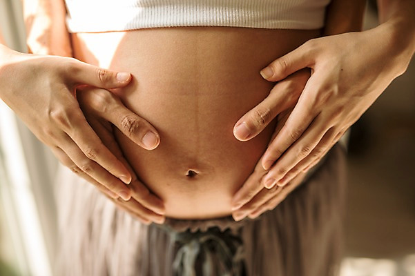 포토 JPG 여자 남자 안기 실내 서기 상반신 성인 두명 앞모습 신체부위 30대 햇빛 손잡기 임산부 임신 만지기 한국인 창가 태교 복부 국내포토 뷰포인트 창문 모션 사람 동양인 내부 장년 태양 파일형식