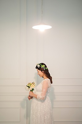 포토 JPG 응시 원피스 여자 꽃다발 실내 한명 서기 웃음 들기 상반신 성인 옆모습 30대 화관 임산부 임신 한국인 태교 실내등 기념촬영 성인여자한명만 국내포토 1 시선 옷 꽃 뷰포인트 모션 조명 표정 사람 동양인 내부 장년 사진촬영 여자한명만 성인여자만 파일형식