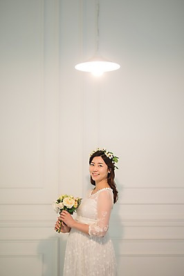 포토 JPG 응시 원피스 여자 꽃다발 조명 실내 한명 서기 웃음 들기 상반신 성인 옆모습 30대 화관 임산부 임신 한국인 태교 실내등 기념촬영 성인여자한명만 국내포토 1 시선 옷 꽃 뷰포인트 모션 표정 사람 동양인 내부 장년 사진촬영 여자한명만 성인여자만 파일형식