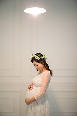 포토 JPG 응시 원피스 여자 실내 한명 서기 웃음 상반신 성인 옆모습 30대 화관 임산부 임신 한국인 태교 실내등 기념촬영 성인여자한명만 쓰다듬기 국내포토 1 시선 옷 꽃 뷰포인트 모션 조명 표정 사람 동양인 내부 장년 사진촬영 여자한명만 성인여자만 파일형식