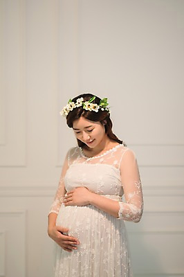 포토 JPG 응시 원피스 여자 실내 한명 서기 웃음 상반신 성인 앞모습 30대 화관 임산부 임신 한국인 태교 실내등 기념촬영 성인여자한명만 쓰다듬기 국내포토 1 시선 옷 꽃 뷰포인트 모션 조명 표정 사람 동양인 내부 장년 사진촬영 여자한명만 성인여자만 파일형식