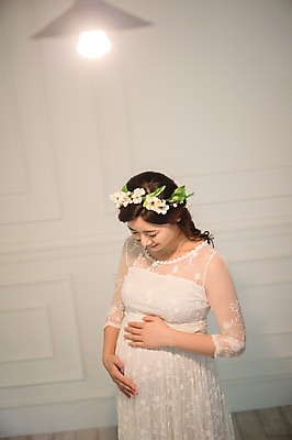 포토 JPG 응시 원피스 여자 실내 한명 서기 웃음 상반신 성인 옆모습 30대 화관 임산부 임신 한국인 태교 실내등 기념촬영 성인여자한명만 쓰다듬기 국내포토 1 시선 옷 꽃 뷰포인트 모션 조명 표정 사람 동양인 내부 장년 사진촬영 여자한명만 성인여자만 파일형식