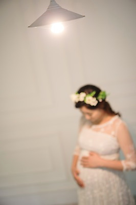 포토 JPG 응시 원피스 여자 실내 한명 서기 웃음 상반신 성인 옆모습 아웃포커스 30대 화관 임산부 임신 한국인 태교 실내등 기념촬영 성인여자한명만 쓰다듬기 국내포토 1 시선 옷 꽃 뷰포인트 모션 조명 촬영기법 표정 사람 동양인 내부 장년 사진촬영 여자한명만 성인여자만 파일형식