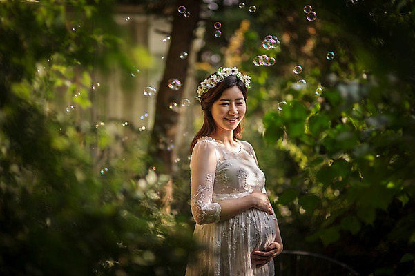 포토 JPG 주간 응시 원피스 여자 행복 한명 서기 웃음 상반신 성인 야외 옆모습 30대 정원 화관 임산부 임신 한국인 비눗방울 숲속 태교 기념촬영 성인여자한명만 쓰다듬기 국내포토 자연요소 1 시선 옷 꽃 감정 뷰포인트 모션 표정 사람 동양인 장년 사진촬영 숲 여자한명만 성인여자만 파일형식