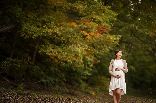 포토 JPG 주간 응시 여자 한명 웃음 상반신 성인 야외 앞모습 30대 걷기 산책 임산부 임신 한국인 숲속 태교 성인여자한명만 쓰다듬기 국내포토 자연요소 1 시선 뷰포인트 모션 휴식 표정 사람 동양인 장년 숲 여자한명만 성인여자만 파일형식