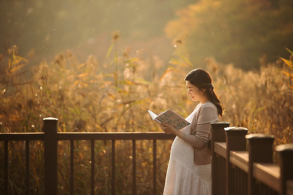 포토 JPG 주간 응시 공원 여자 난간 한명 서기 웃음 상반신 성인 야외 옆모습 30대 울타리 독서 기댐 산책 임산부 임신 한국인 태교 갈대숲 성인여자한명만 국내포토 자연요소 1 시선 공공시설 뷰포인트 모션 휴식 표정 사람 동양인 장년 담장 숲 여자한명만 성인여자만 파일형식 갈대_식물