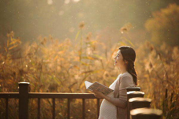포토 JPG 주간 응시 공원 여자 난간 한명 서기 웃음 상반신 성인 야외 옆모습 30대 독서 기댐 산책 임산부 임신 한국인 태교 갈대숲 성인여자한명만 국내포토 자연요소 1 시선 공공시설 뷰포인트 모션 휴식 표정 사람 동양인 장년 숲 여자한명만 성인여자만 파일형식 갈대_식물
