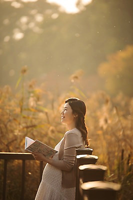포토 JPG 주간 응시 공원 여자 난간 한명 서기 웃음 상반신 성인 야외 옆모습 30대 독서 기댐 산책 임산부 임신 한국인 태교 갈대숲 성인여자한명만 국내포토 자연요소 1 시선 공공시설 뷰포인트 모션 휴식 표정 사람 동양인 장년 숲 여자한명만 성인여자만 파일형식 갈대_식물
