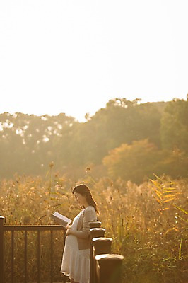 포토 JPG 주간 응시 공원 여자 난간 한명 서기 웃음 상반신 성인 야외 옆모습 30대 독서 기댐 산책 임산부 임신 한국인 태교 갈대숲 성인여자한명만 국내포토 자연요소 1 시선 공공시설 뷰포인트 모션 휴식 표정 사람 동양인 장년 숲 여자한명만 성인여자만 파일형식 갈대_식물