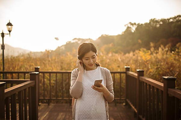 포토 JPG 주간 응시 공원 여자 한명 웃음 들기 상반신 성인 야외 앞모습 30대 걷기 산책 임산부 임신 음악감상 한국인 태교 갈대숲 가교 성인여자한명만 국내포토 자연요소 1 건축물 시선 공공시설 뷰포인트 모션 휴식 표정 사람 동양인 장년 감상 숲 여자한명만 성인여자만 파일형식 갈대_식물