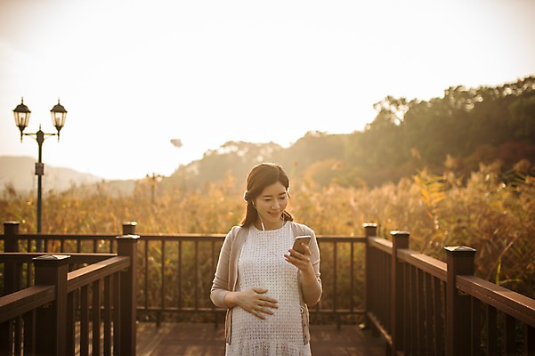 포토 JPG 주간 응시 공원 여자 가로등 한명 웃음 들기 상반신 성인 야외 앞모습 30대 걷기 산책 임산부 임신 음악감상 한국인 태교 갈대숲 가교 성인여자한명만 쓰다듬기 국내포토 자연요소 1 건축물 시선 공공시설 뷰포인트 모션 휴식 표정 사람 동양인 장년 감상 숲 여자한명만 성인여자만 파일형식 갈대_식물