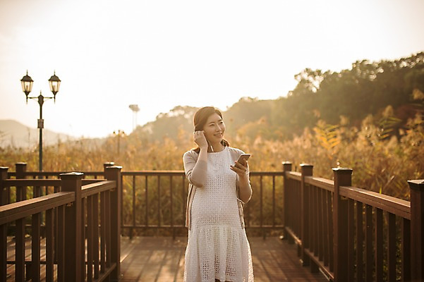 포토 JPG 주간 응시 공원 여자 가로등 한명 웃음 들기 상반신 성인 야외 앞모습 30대 걷기 산책 임산부 임신 음악감상 한국인 태교 갈대숲 가교 성인여자한명만 국내포토 자연요소 1 건축물 시선 공공시설 뷰포인트 모션 휴식 표정 사람 동양인 장년 감상 숲 여자한명만 성인여자만 파일형식 갈대_식물