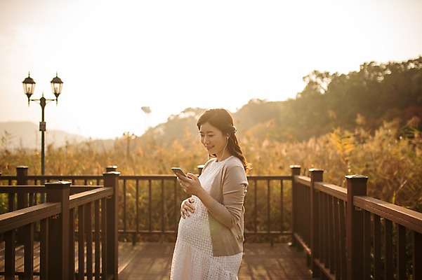 포토 JPG 주간 응시 공원 여자 한명 웃음 들기 상반신 성인 야외 옆모습 30대 걷기 산책 임산부 임신 한국인 태교 갈대숲 가교 성인여자한명만 쓰다듬기 국내포토 자연요소 1 건축물 시선 공공시설 뷰포인트 모션 휴식 표정 사람 동양인 장년 숲 여자한명만 성인여자만 파일형식 갈대_식물