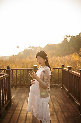 포토 JPG 주간 응시 공원 여자 한명 웃음 들기 상반신 성인 야외 옆모습 30대 걷기 산책 임산부 임신 음악감상 한국인 태교 갈대숲 가교 성인여자한명만 쓰다듬기 국내포토 자연요소 1 건축물 시선 공공시설 뷰포인트 모션 휴식 표정 사람 동양인 장년 감상 숲 여자한명만 성인여자만 파일형식 갈대_식물