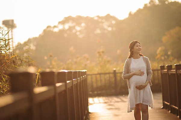 포토 JPG 주간 응시 공원 여자 한명 웃음 상반신 성인 야외 앞모습 30대 걷기 산책 임산부 임신 한국인 태교 갈대숲 가교 성인여자한명만 쓰다듬기 국내포토 자연요소 1 건축물 시선 공공시설 뷰포인트 모션 휴식 표정 사람 동양인 장년 숲 여자한명만 성인여자만 파일형식 갈대_식물