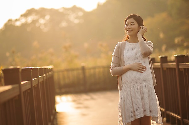 포토 JPG 주간 응시 공원 여자 한명 웃음 상반신 성인 야외 앞모습 30대 걷기 산책 임산부 임신 한국인 태교 갈대숲 가교 성인여자한명만 쓰다듬기 국내포토 자연요소 1 건축물 시선 공공시설 뷰포인트 모션 휴식 표정 사람 동양인 장년 숲 여자한명만 성인여자만 파일형식 갈대_식물