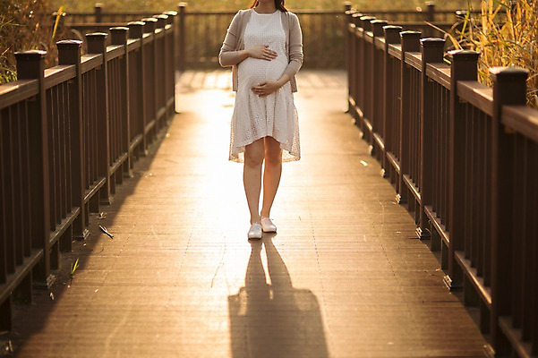 포토 JPG 주간 전신 공원 여자 그림자 한명 성인 야외 앞모습 신체부위 30대 걷기 산책 임산부 임신 원근감 한국인 태교 갈대숲 가교 성인여자한명만 쓰다듬기 국내포토 자연요소 1 건축물 공공시설 뷰포인트 모션 휴식 사람 동양인 장년 숲 여자한명만 성인여자만 파일형식 갈대_식물