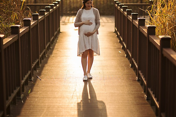 포토 JPG 주간 전신 응시 공원 여자 그림자 한명 웃음 성인 야외 앞모습 30대 걷기 산책 임산부 임신 원근감 한국인 태교 갈대숲 가교 성인여자한명만 쓰다듬기 국내포토 자연요소 1 건축물 시선 공공시설 뷰포인트 모션 휴식 표정 사람 동양인 장년 숲 여자한명만 성인여자만 파일형식 갈대_식물