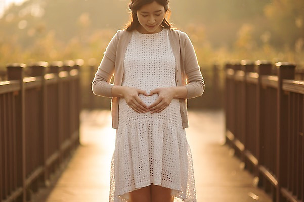 포토 JPG 주간 공원 여자 사랑 한명 서기 웃음 상반신 성인 야외 앞모습 30대 산책 임산부 임신 한국인 태교 갈대숲 손하트 가교 성인여자한명만 국내포토 자연요소 1 건축물 공공시설 감정 뷰포인트 모션 휴식 표정 사람 동양인 손짓 장년 숲 여자한명만 성인여자만 파일형식 갈대_식물