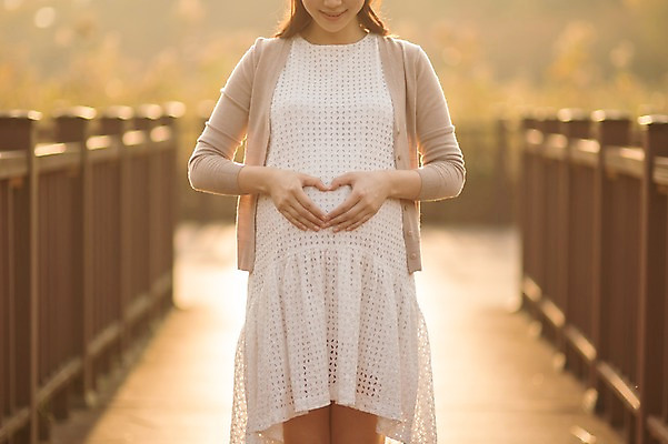 포토 JPG 주간 공원 여자 사랑 한명 서기 웃음 상반신 성인 야외 앞모습 30대 산책 임산부 임신 한국인 태교 갈대숲 손하트 가교 성인여자한명만 국내포토 자연요소 1 건축물 공공시설 감정 뷰포인트 모션 휴식 표정 사람 동양인 손짓 장년 숲 여자한명만 성인여자만 파일형식 갈대_식물