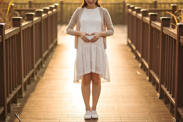 포토 JPG 주간 전신 공원 여자 사랑 한명 서기 웃음 성인 야외 앞모습 30대 산책 임산부 임신 한국인 태교 갈대숲 손하트 가교 성인여자한명만 국내포토 자연요소 1 건축물 공공시설 감정 뷰포인트 모션 휴식 표정 사람 동양인 손짓 장년 숲 여자한명만 성인여자만 파일형식 갈대_식물