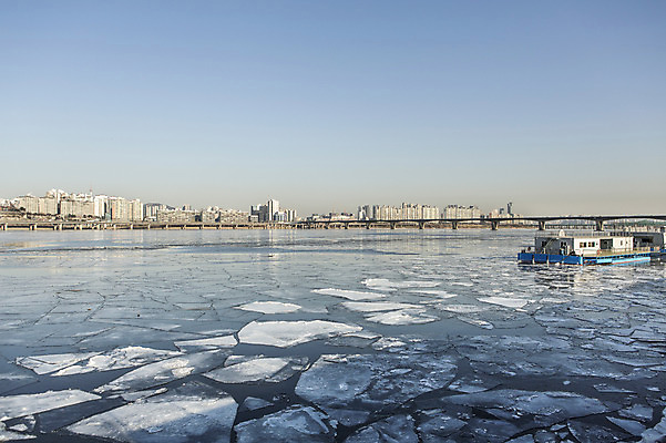 포토 JPG 주간 겨울 하늘 서울 빌딩 사람없음 야외 결빙 얼음 다리 한강 마포대교 여의도 한파주의보 국내포토 자연요소 계절 한국 건물 신체부위 다리_건축물 자연재해 랜드마크 파일형식