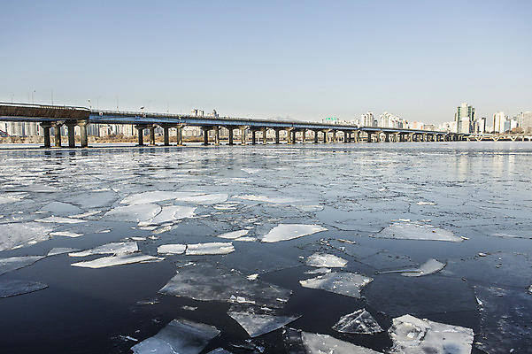 포토 JPG 주간 겨울 하늘 서울 빌딩 사람없음 야외 결빙 얼음 다리 한강 마포대교 여의도 한파주의보 국내포토 자연요소 계절 한국 건물 신체부위 다리_건축물 자연재해 랜드마크 파일형식