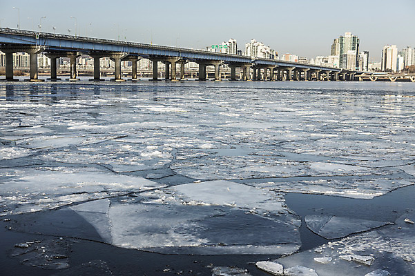 포토 JPG 주간 겨울 하늘 서울 사람없음 야외 건물 결빙 얼음 다리 한강 마포대교 여의도 한파주의보 국내포토 자연요소 건축물 계절 한국 신체부위 다리_건축물 자연재해 랜드마크 파일형식