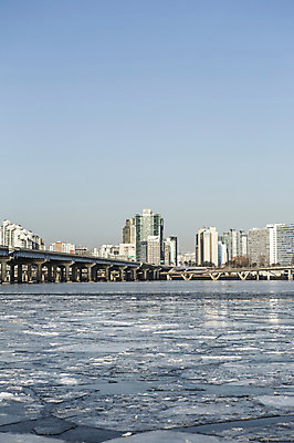 포토 JPG 주간 겨울 하늘 서울 빌딩 사람없음 야외 결빙 얼음 다리 한강 마포대교 여의도 한파주의보 국내포토 자연요소 계절 한국 건물 신체부위 다리_건축물 자연재해 랜드마크 파일형식