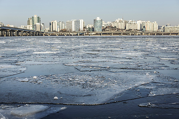 포토 JPG 주간 겨울 하늘 서울 빌딩 사람없음 야외 결빙 얼음 다리 한강 마포대교 여의도 한파주의보 국내포토 자연요소 계절 한국 건물 신체부위 다리_건축물 자연재해 랜드마크 파일형식