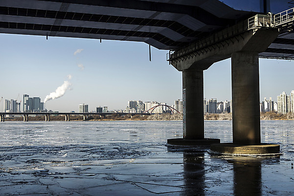 포토 JPG 주간 겨울 하늘 서울 빌딩 사람없음 야외 결빙 얼음 다리 한강 다리밑 마포대교 여의도 한파주의보 국내포토 자연요소 계절 한국 건물 신체부위 다리_건축물 자연재해 아래 랜드마크 파일형식