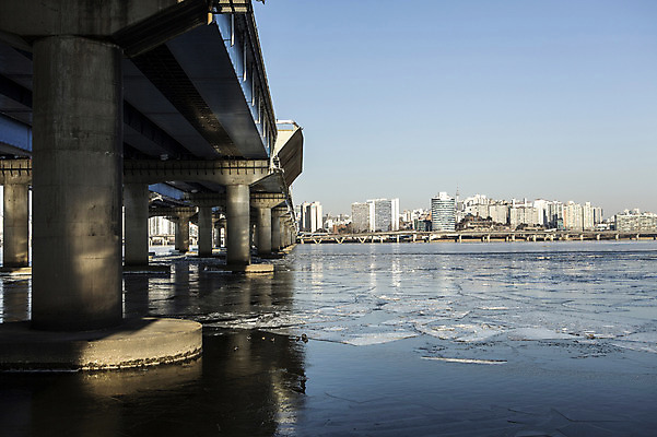포토 JPG 주간 겨울 하늘 서울 빌딩 사람없음 야외 결빙 얼음 다리 한강 다리밑 마포대교 여의도 한파주의보 국내포토 자연요소 계절 한국 건물 신체부위 다리_건축물 자연재해 아래 랜드마크 파일형식