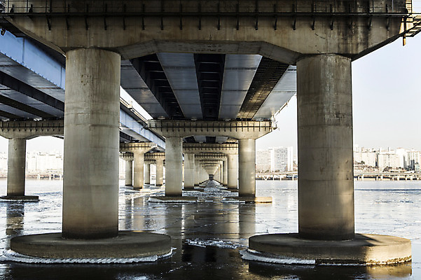포토 JPG 주간 겨울 하늘 서울 사람없음 야외 결빙 얼음 한강 다리밑 마포대교 여의도 한파주의보 국내포토 자연요소 계절 한국 다리_건축물 자연재해 아래 랜드마크 파일형식